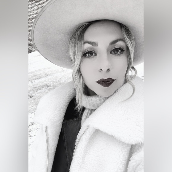 Meet your Posher, Katie - Picture 1 of 1